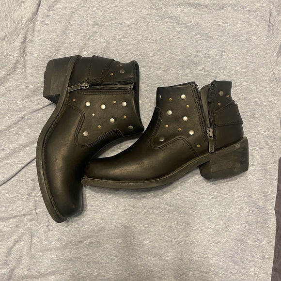 Harley-Davidson Women’s Hayward boot. Studded Blk Leather Ankle Boots w/ Ring - Picture 2 of 9